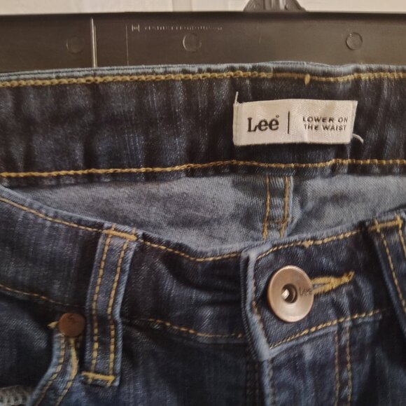 Lee Jeans Women's Size 8 Short Lower on the Waist Flap Back Pockets Stretch - Picture 10 of 11